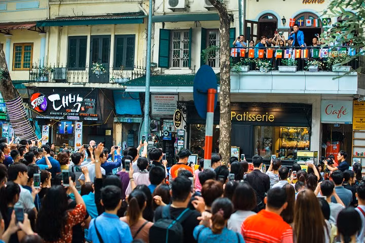 Ngoài hát 3 ca khúc mới ra mắt dịp này là: Ngày cha gặp con, Phải chia tay thôi, Vết thù trên lưng ngựa hoang, Tuấn Hưng cũng hát một số bản hit theo yêu cầu của khán giả.