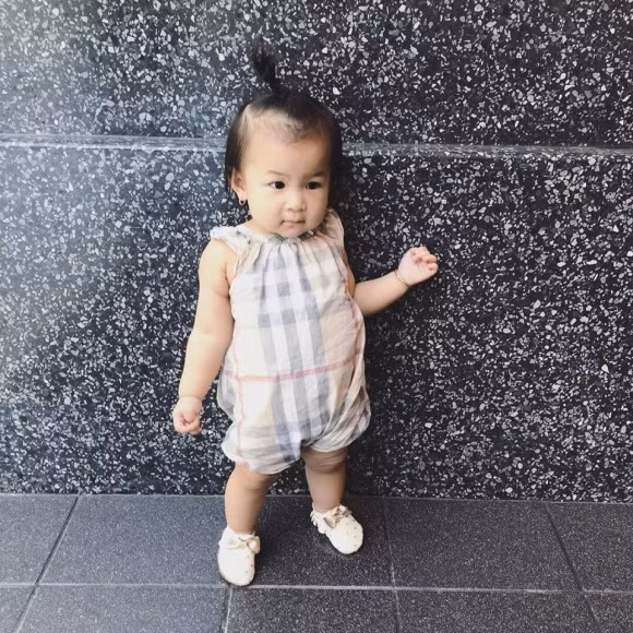Tuần này, con gái Lam Trường diện đồ kẻ đi giày đính nơ xinh như búp bê.