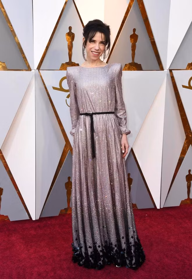 Vóc dáng gầy gò của ngôi sao Người đẹp và thủy quái, Sally Hawkins, như bị "nuốt chửng" trong bộ đầm ánh kim quá khổ. Tại lễ trao giải Oscar 2018, Hawkins nhận đề cử ở hạng mục quan trọng Nữ diễn viên chính xuất sắc.