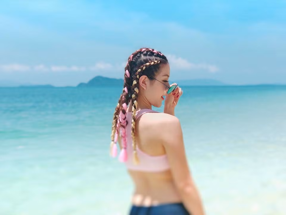Bên cạnh chỉ trích cho rằng chương trình câu view bằng cách để MC mặc bikini khi dẫn là phản cảm, một số ý kiến tin rằng họ thấy ê-kíp không có gì đáng chê trách. "Tôi thấy không nên vì quan điểm cá nhân hay lấy văn hoá Á Đông làm thước đo, nên phân biệt rõ trong trường hợp nào để đánh giá", ý kiến độc giả được 27 người tán đồng.