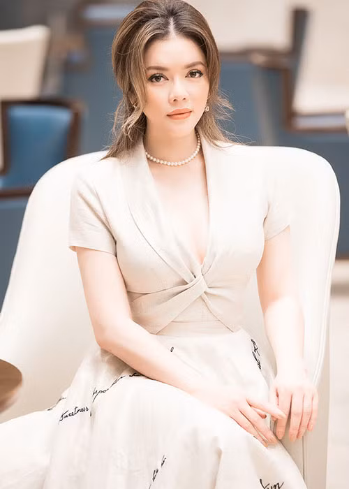 Lý Nhã Kỳ tiết chế các trang sức và chỉ sử dụng hoa tai, vòng ngọc trai nhưng cũng đủ tạo điểm nhấn cho set đồ này.