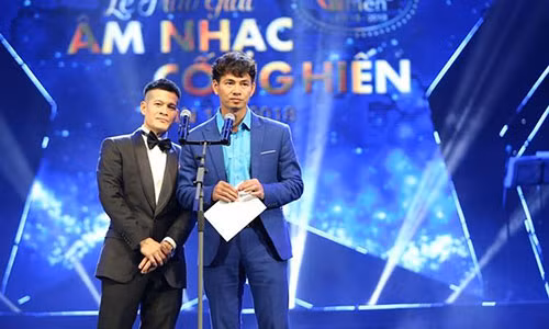 Xuân Bắc và đạo diễn Việt Tú có màn tung hứng đá xéo màn cầu hôn của Trường Giang.
