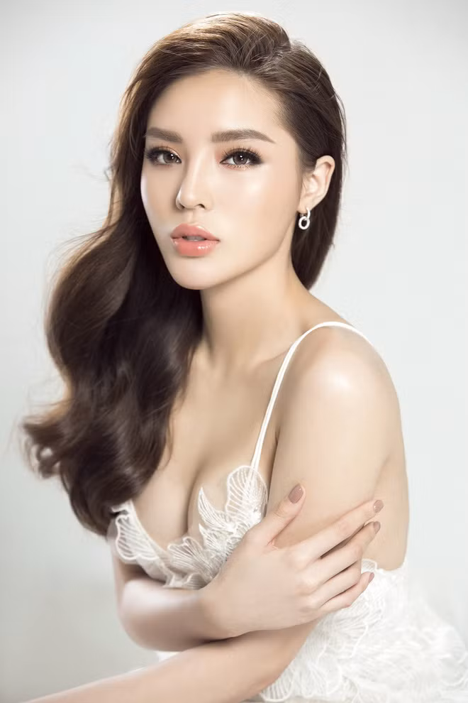 "Một dự án mới, một cột mốc mới trong năm 2018 này. Duyên hy vọng những ai yêu thương thì sẽ luôn yêu thương và ủng hộ Duyên trong những dự án sắp tới. Hé lộ một hình ảnh trong project mới nhất của Duyên nhé. Duyên tin rằng với chặng đường mà bản thân mình đã đi qua, dù sóng gió và nhiều chông gai nhưng chưa bao giờ bản thân được phép bỏ cuộc. Ekip luôn bên cạnh thì Duyên sẽ đi đúng hướng và sẽ phát triển mạnh mẽ hơn nữa" - Kỳ Duyên chia sẻ.