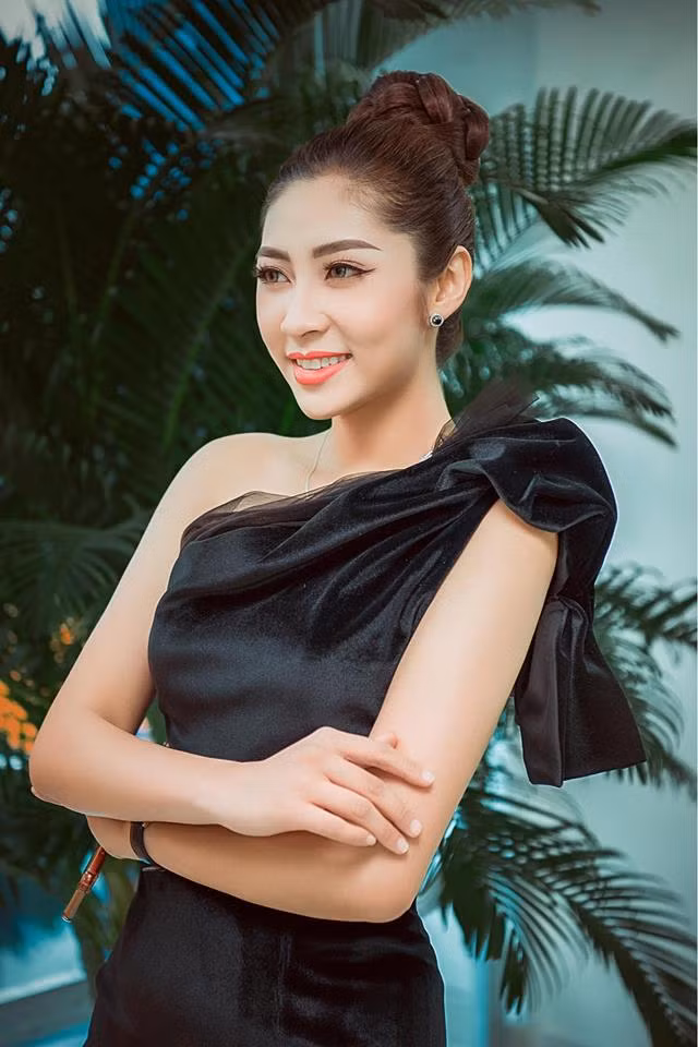 Cách đây không lâu, cộng đồng xôn xao truyền tay nhau đoạn chat giữa một người môi giới với tài khoản của người được cho là Hoa hậu Đại dương Đặng Thu Thảo về việc mặc cả giá "đi khách". Theo đó, người môi giới nhắn: "Có một ông 65 tuổi, giá 12.000 USD, em nhận job không?". Tin nhắn được cho là của Đặng Thu Thảo có nội dung từ chối: "Dạ không chị ơi".