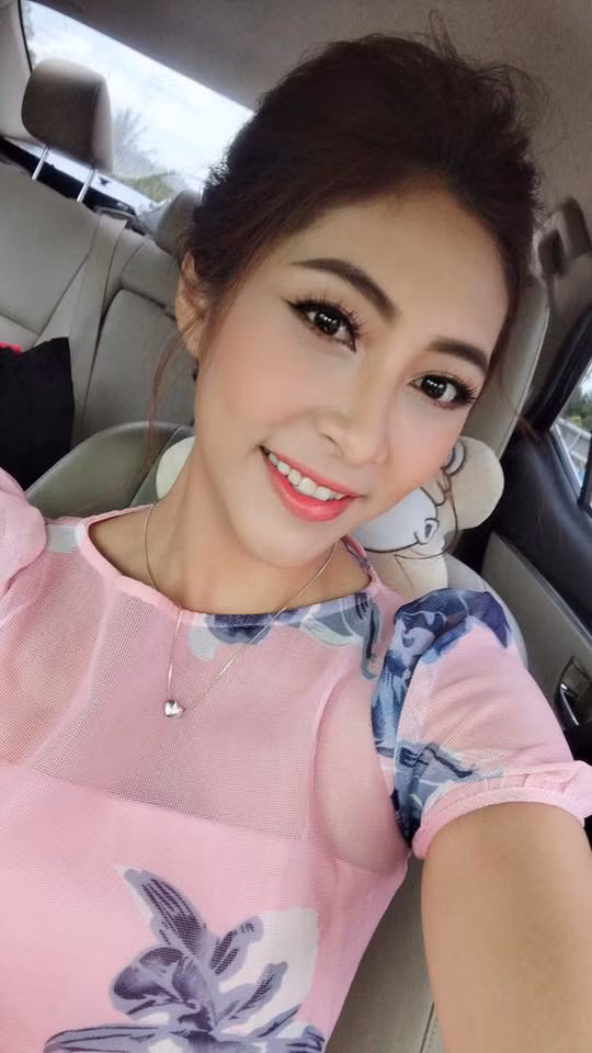 Người môi giới hỏi: "Già quá hả?". Người được cho là Đặng Thu Thảo trả lời: "Chị cần gì em sẵn sàng".