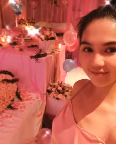 Can canh can phong mau hong ban trai tang khien Ngoc Trinh bat khoc