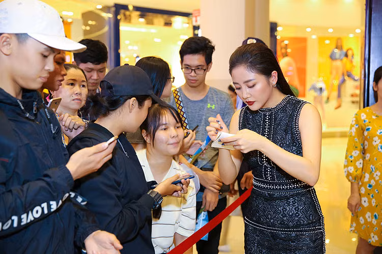 Con gái nuôi của Đàm Vĩnh Hưng không ai khác chính là Văn Mai Hương. Nữ ca sĩ chia sẻ: "Cách đây 6 năm, Hương cùng ba Đàm Vĩnh Hưng và chị Cẩm Ly có tham gia một dự án quảng cáo. Lúc đó ba Đàm Vĩnh Hưng, chị Cẩm Ly vào vai ba mẹ còn Hương vào vai con. Từ lần hợp tác ăn ý đó, ba Đàm Vĩnh Hưng nhận Hương làm con nuôi".