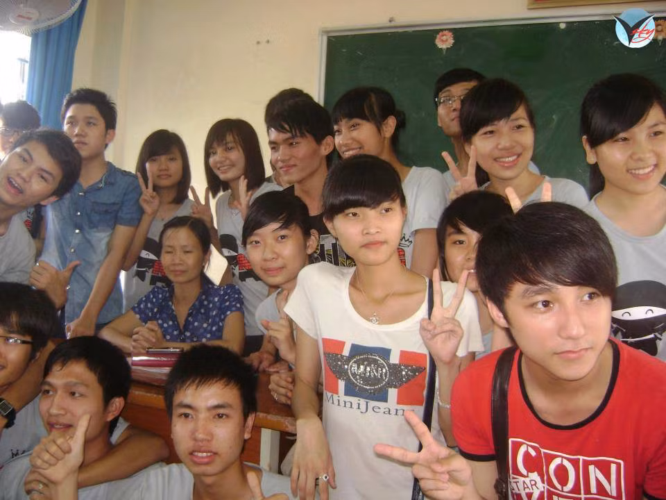 "Sếp" mặc chiếc áo đỏ cá tính, nổi bật giữa dàn học sinh.