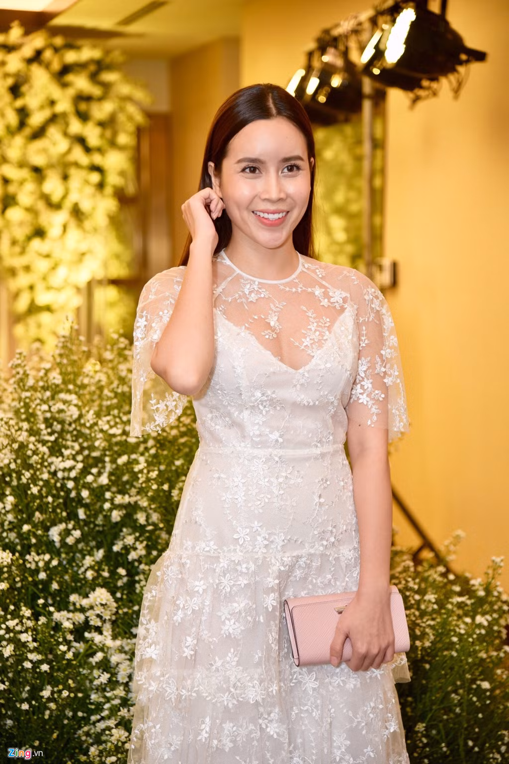 Ca sĩ Lưu Hương Giang một mình đến chúc mừng đàn em.