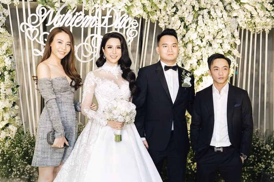 Cường Đô La và Đàm Thu Trang cùng tới chúc mừng hạnh phúc Diệp Lâm Anh. Cô dâu và Đàm Thu Trang chơi thân từ khi cả hai mới vào Sài Gòn và thi Vietnam Next Top Model. Vừa đến sự kiện, doanh nhân Quốc Cường né tránh ống kính phóng viên, đi thẳng vào khán phòng tiệc cưới.