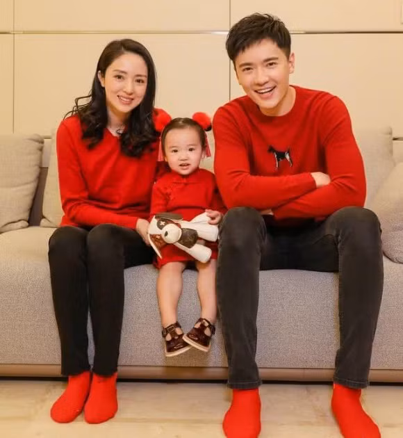Hình ảnh Cao Vân Tường bên cạnh bà xã Đổng Tuyền và con gái.