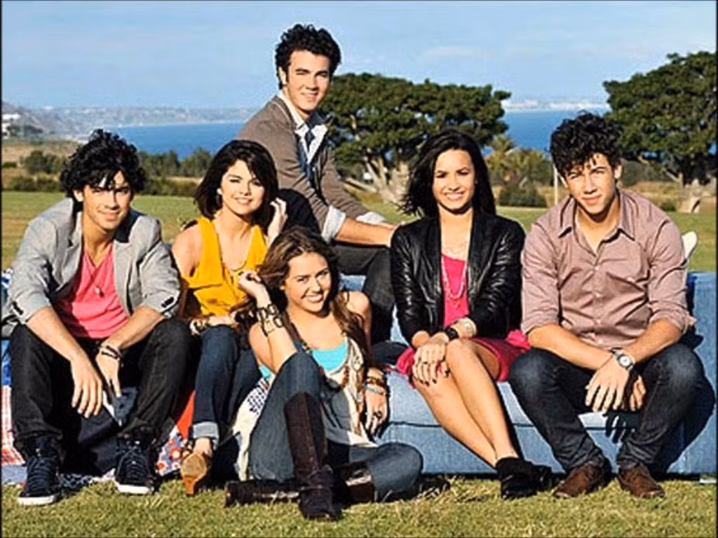 Sinh năm 1992, Demi Lovato là một trong những ngôi sao sáng nhất của kênh truyền hình Disney trong thế hệ vàng gồm Selena Gomez, Miley Cyrus, anh em nhà Jonas... Cô được kỳ vọng sẽ tiến xa trong âm nhạc vì sở hữu giọng ca khỏe và những ca khúc hit ở buổi đầu sự nghiệp.