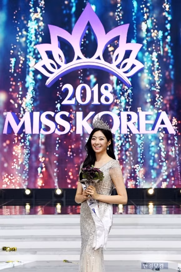 Vượt qua 31 thí sinh khác, người đẹp Kim Soo Min (23 tuổi) đã xuất sắc vươn lên giành được ngôi vị cao nhất của cuộc thi năm nay. Ngoài vương miện cao quý, tân Hoa hậu Hàn Quốc còn nhận được số tiền 100 triệu won (2 tỷ đồng) . 6 danh hiệu Á hậu lần lượt được trao cho Seo Ye Jin, Song Su Hyun, Kim Kye Ryung, Bak Che Won, Lee Yun Ji và Lim Kyeong Min.