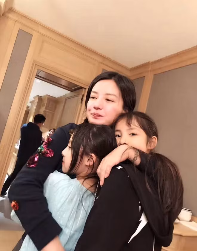 Triệu Vy tỏ ra đặc biệt quan tâm tới 2 "Tiểu Hoa Đán" này.