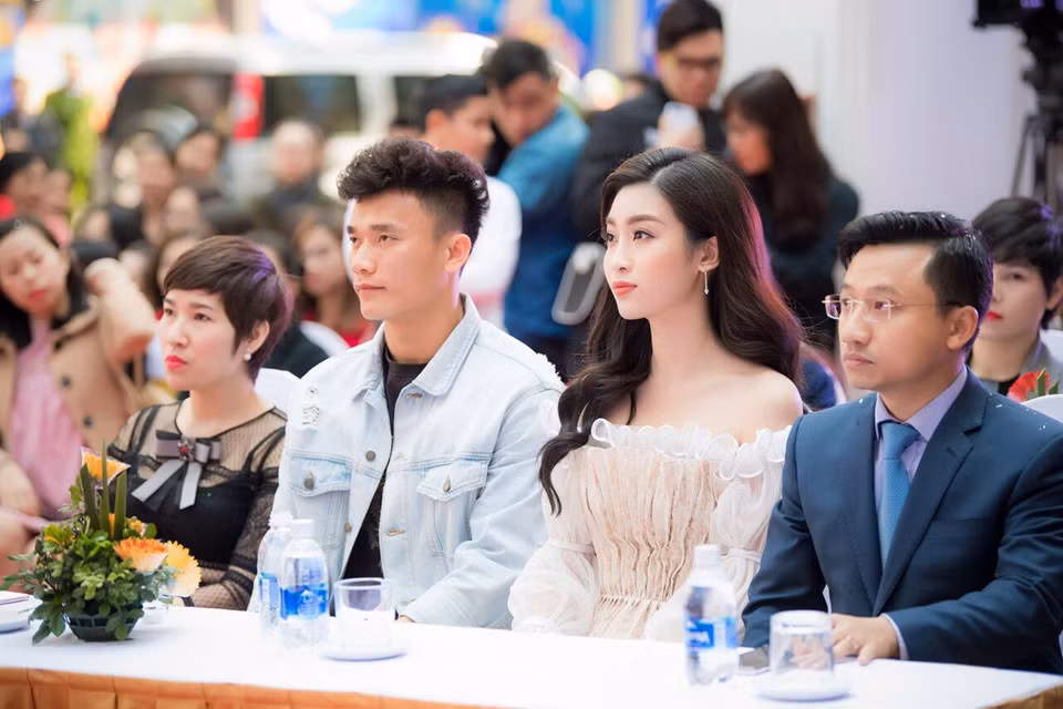 Thủ môn Bùi Tiến Dũng cũng là nhân vật nổi tiếng được mời tham dự. Sau thành công của U23 Việt Nam tại Giải Vô địch U23 châu Á, tên tuổi anh phủ sóng khắp cả nước. Hoa hậu Đỗ Mỹ Linh và thủ môn Bùi Tiến Dũng từng gặp nhau tại sân bay Nội Bài khi cô đón anh cùng đội tuyển U23 trở về từ Trung Quốc nên cả hai quen nhau từ trước đó. Họ vui mừng khi hội ngộ tại sự kiện.