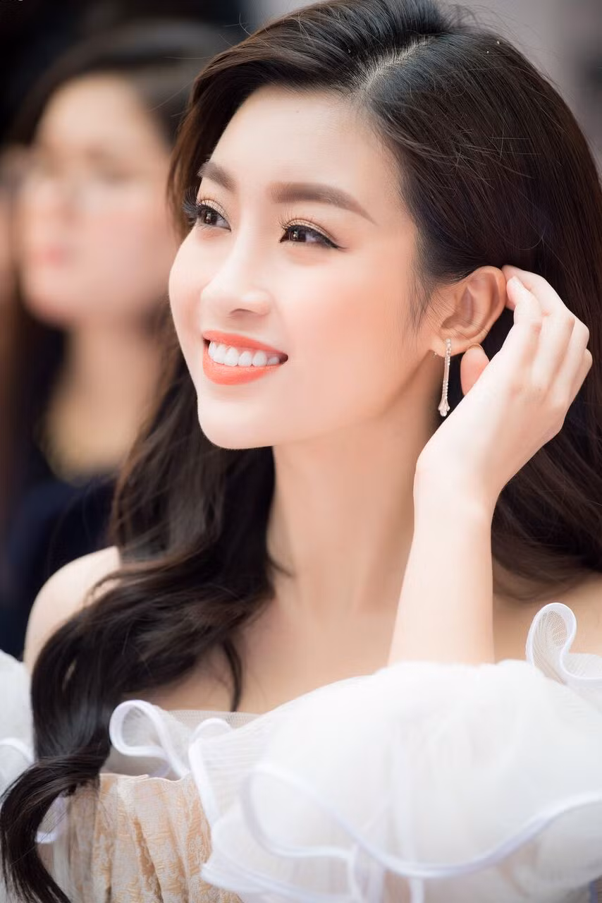 Đỗ Mỹ Linh ngày càng đằm thắm so với thời điểm mới đăng quang. Cô cũng là Hoa hậu ít scandal, tập trung vào các hoạt động từ thiện.