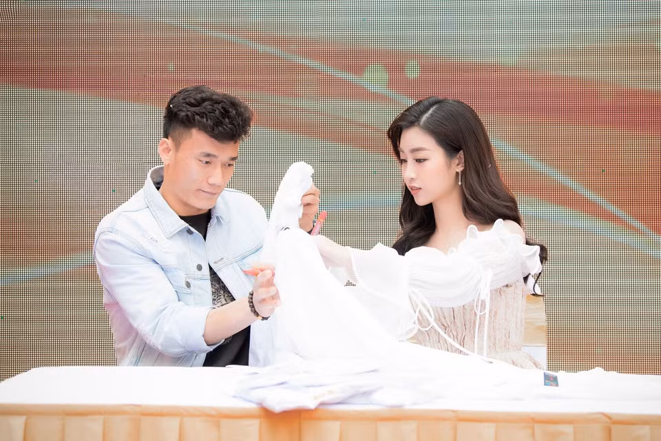 Về phần mình, Hoa hậu Đỗ Mỹ Linh từng chia sẻ: "Tôi vốn không có nhiều tiêu chuẩn cho người ấy. Tôi thích những người đàn ông trưởng thành, hiểu cho mình và yêu thương mình là được”.
