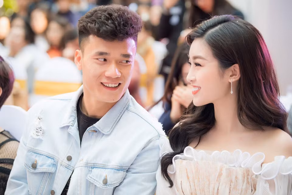 Trước những bình luận về chênh lệch tuổi tác trong tình yêu, Bùi Tiến Dũng bất ngờ nhắn nhủ Mỹ Linh: “Em nghĩ trong tình yêu tuổi tác là một khái niệm lỗi thời rồi”. Sau đó, khi bị ghép đôi, Hoa hậu Việt Nam 2016 cho biết việc cả hai có tình cảm là quá xa thực tế vì chưa trò chuyện trực tiếp lần nào.