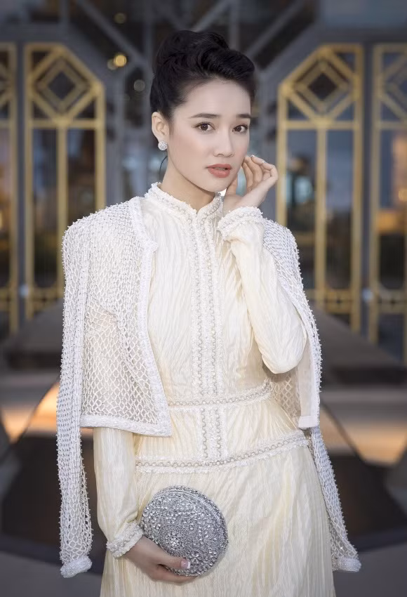 Diễn viên Nhã Phương đẹp lộng lẫy trong bộ áo dài cách tân của NTK Công Trí và chiếc clutch này cũng lại là lựa chọn của cô khi tham gia một sự kiện tại trời Âu.