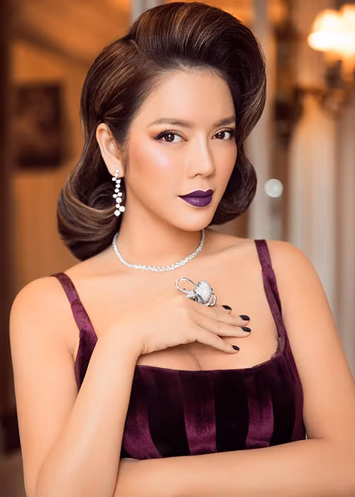Kiểu tóc uốn cổ điển tạo thêm phần quyền lực cho Lý Nhã Kỳ ở LHP Cannes.