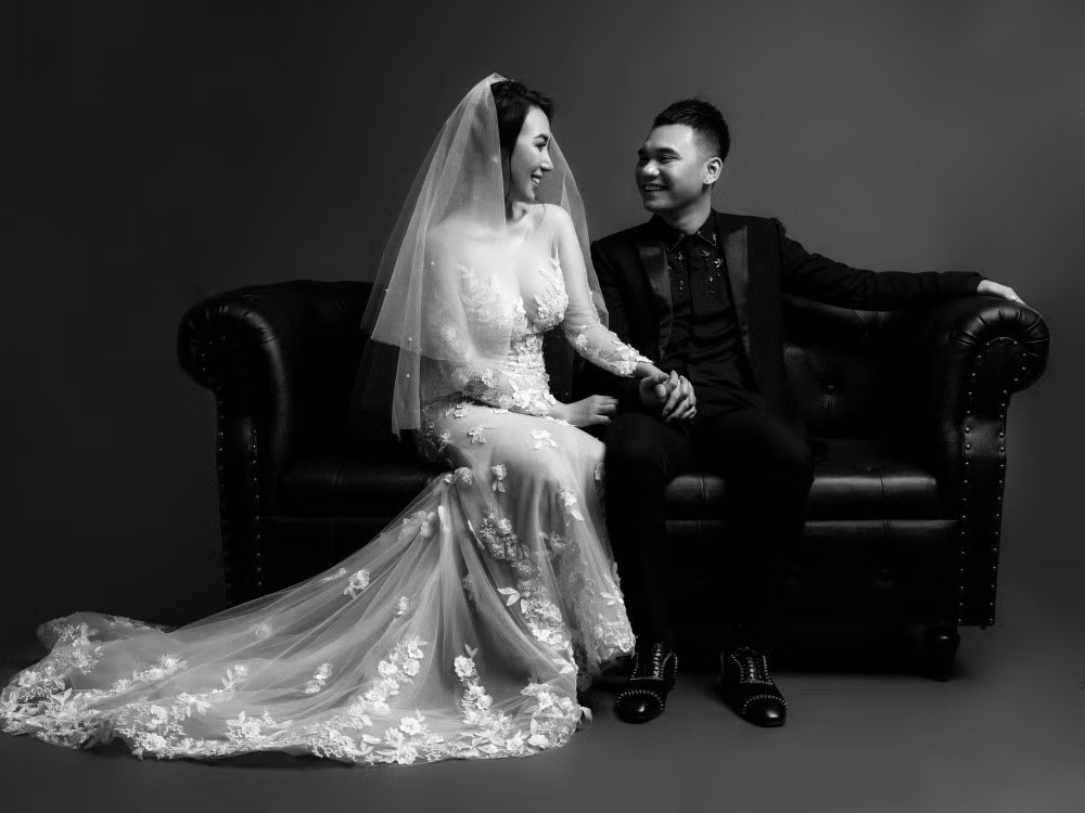  Khắc Việt và bà xã Nguyễn Thanh Thảo chính thức công khai mối quan hệ vào tháng 7/2017. Tuy nhiên cả hai đã quen biết nhau trước đó 10 năm, từ khi cô còn là sinh viên ở trường múa.