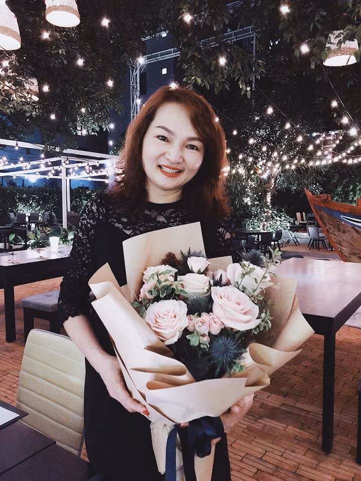 Mới đây, trên trang facebook cá nhân, Hoa hậu Nguyễn Cao Kỳ Duyên bất ngờ chia sẻ hình ảnh bên mẹ kèm lời chúc mừng sinh nhật mẹ bước sang tuổi 51. "Chỉ mong những năm sau nữa mẹ vẫn luôn mạnh khỏe, xinh đẹp như này thôi" - Hoa hậu Kỳ Duyên bày tỏ.