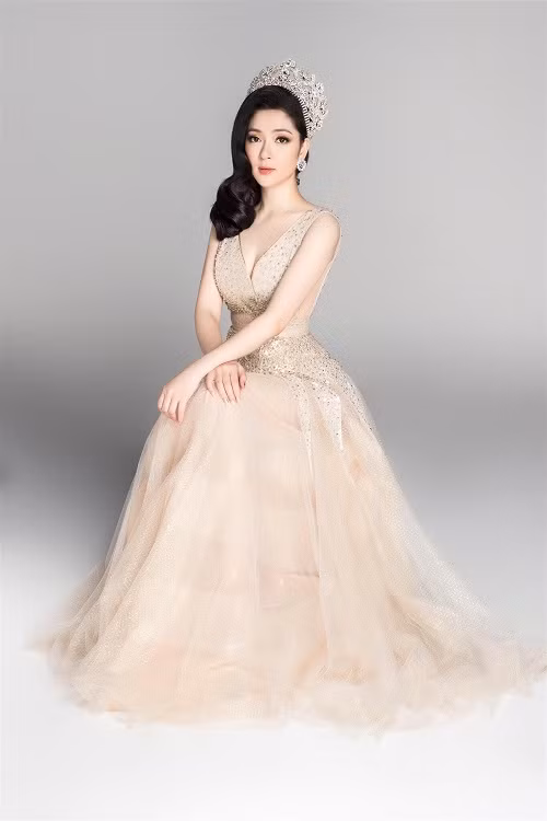 Hoa hậu Nguyễn Thị Huyền – Thạc sĩ Truyền thông tại Anh, hiện cô là giảng viên của Học viện Báo chí và Tuyên truyền.