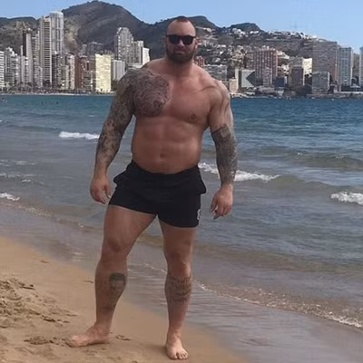 Björnsson nặng tới 180 kg, khỏe gấp 5 người thường. Björnsson nặng tới 180 kg, khỏe gấp 5 người thường.