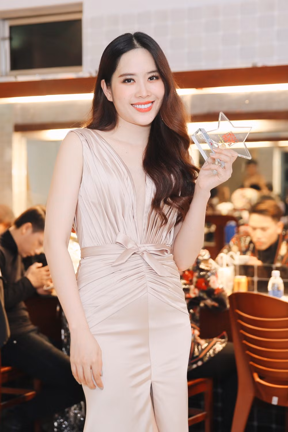 Người đẹp còn tiết lộ đang tìm hiểu bạn trai người Hàn Quốc - bạn diễn trong phim ngắn quay ở Đà Lạt vừa qua.
