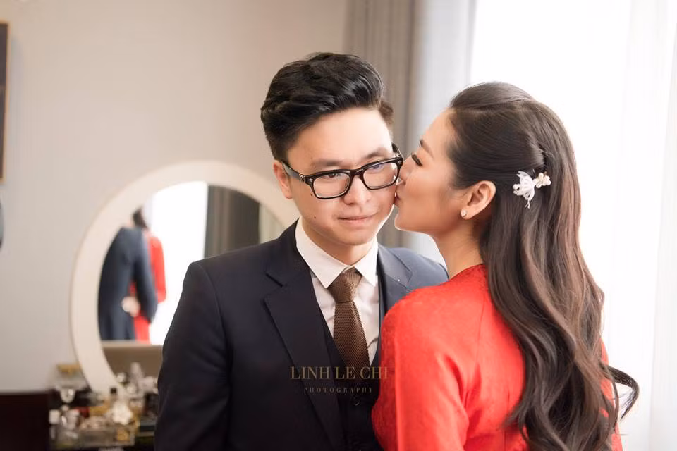 Chàng thiếu gia đến đón dâu vào lúc 15h. Cặp đôi dành cho nhau nụ hôn ngọt ngào.