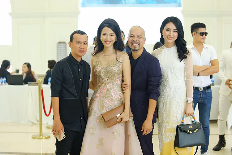 Chuyên gia đào tạo Phúc Nguyễn (ngoài cùng bên trái) cho biết, dự án rất chú ý đến những gương mặt mới nhiều tiềm năng để có thể đào tạo, huấn luyện từ A đến Z theo dạng “gà nòi” cho các cuộc thi sắc đẹp trong và ngoài nước.