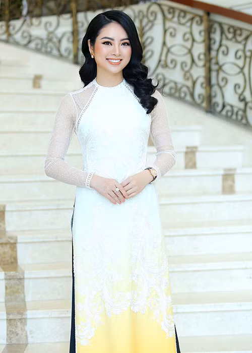 Cùng với Angelia Ong, buổi casting tại miền Bắc của dự án “Ngôi sao danh vọng” quy tụ dàn giám khảo đông đảo gồm 14 người. Hoa hậu các dân tộc Việt Nam Ngọc Anh đẹp nền nã.