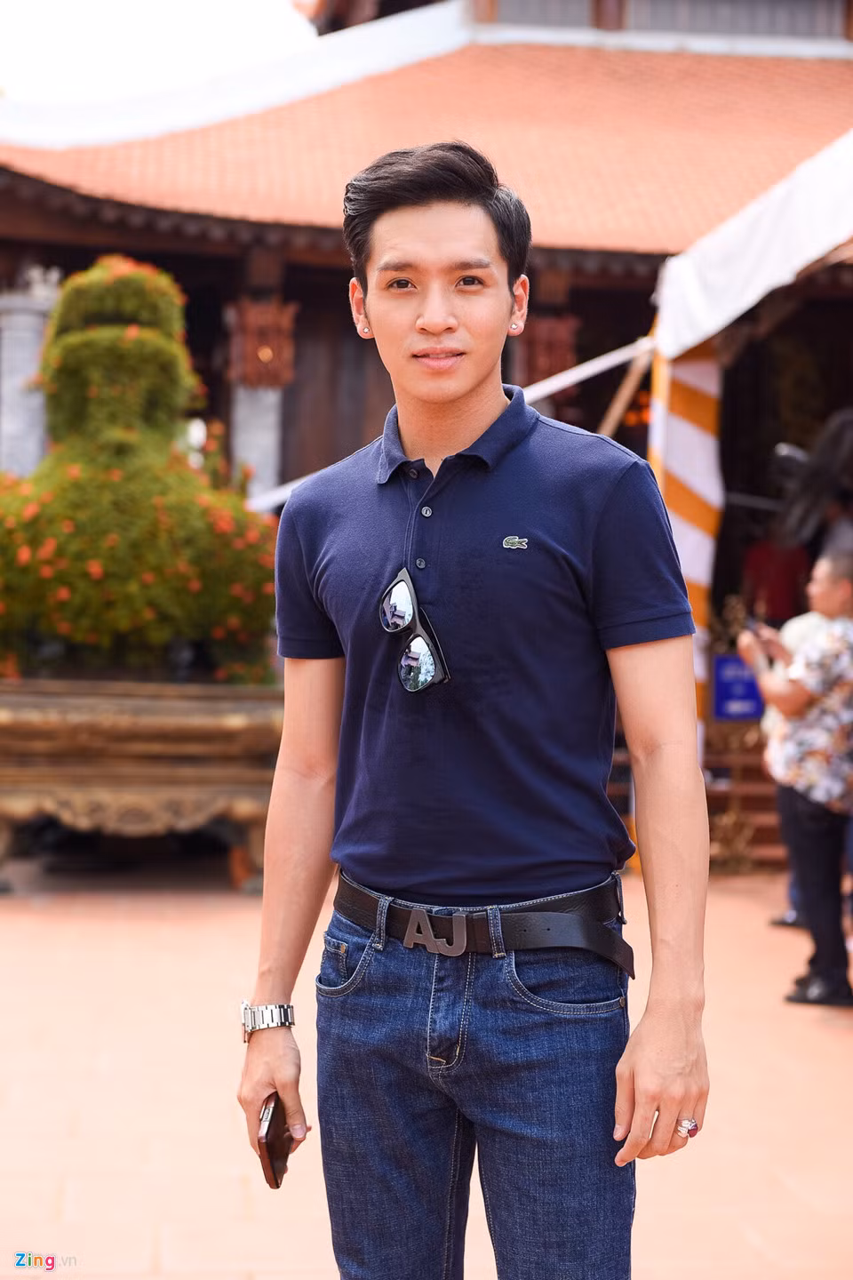 Bạch Công Khanh cho hay nhiều lần được hợp tác với danh hài Hoài Linh là may mắn của anh. Nam ca sĩ khẳng định đã được học hỏi về nghề và cách sống của danh hài.