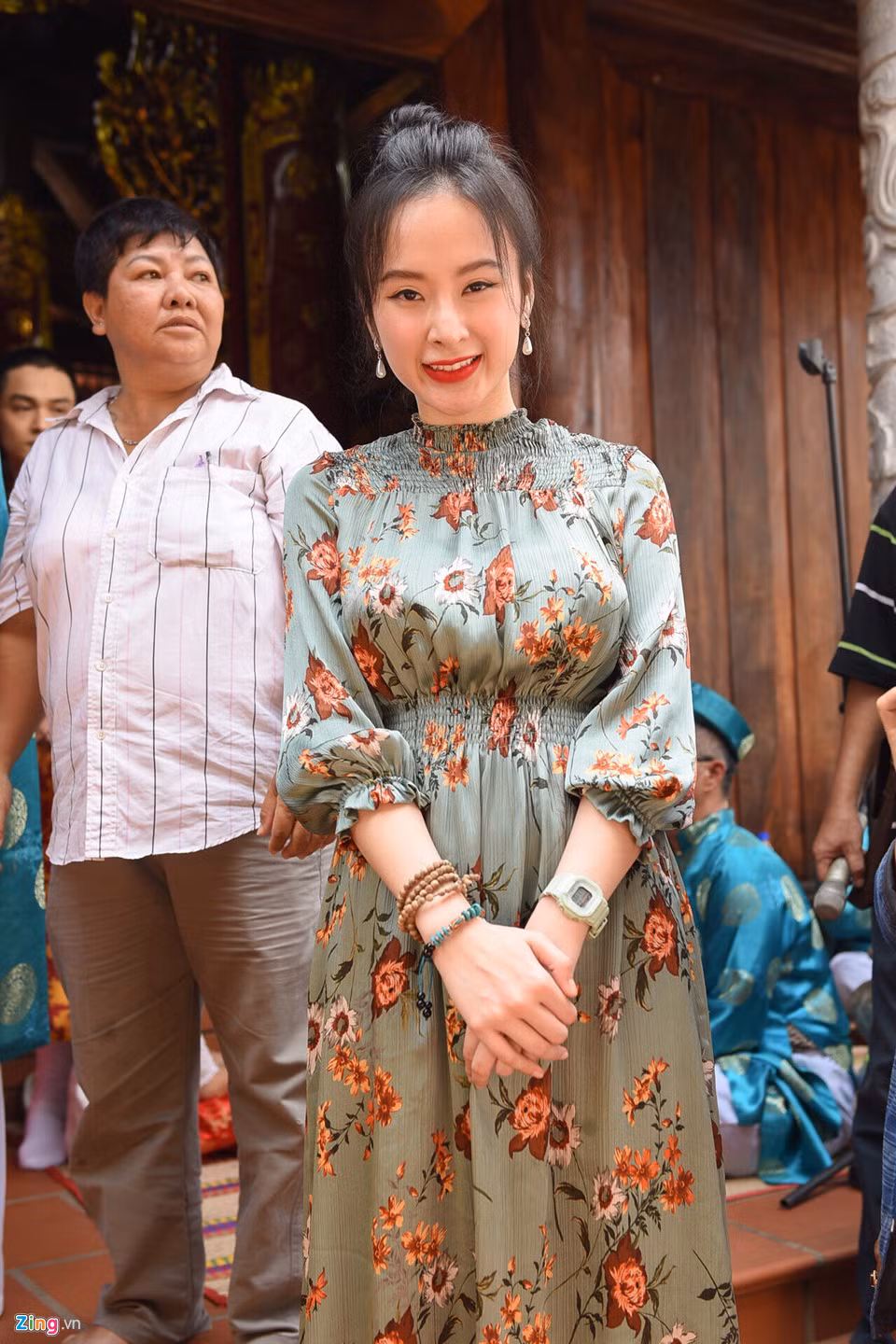 Angela Phương Trinh diện đầm hoa đi giỗ Tổ. Thời gian qua cô khá im ắng, chưa nhận dự án phim mới.