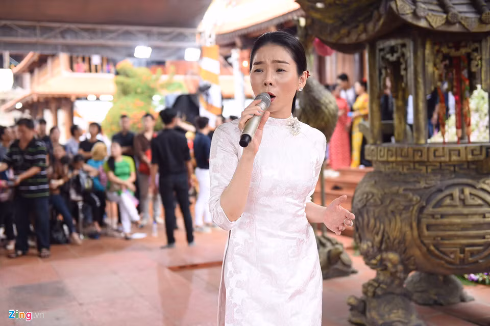 Trong không khí rộn ràng, Lệ Quyên hào hứng hát 2 ca khúc Bolero Mưa nửa đêm và Biển tình gửi đến khán giả.