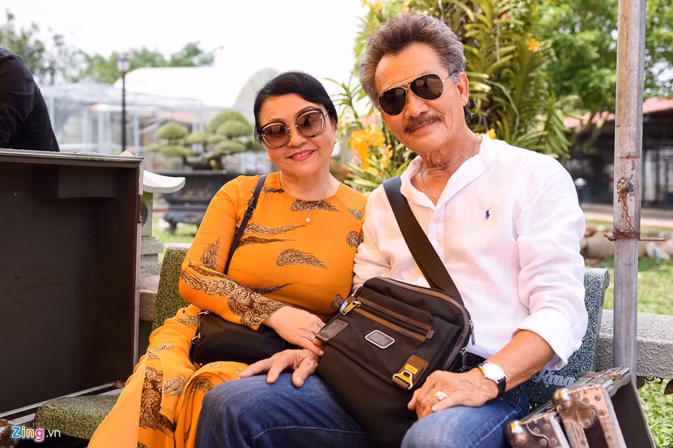 Vợ chồng Hương Lan mới về nước. Nữ danh ca cho biết đây là lần đầu vợ chồng chị dự lễ giỗ Tổ nghề tại Việt Nam.