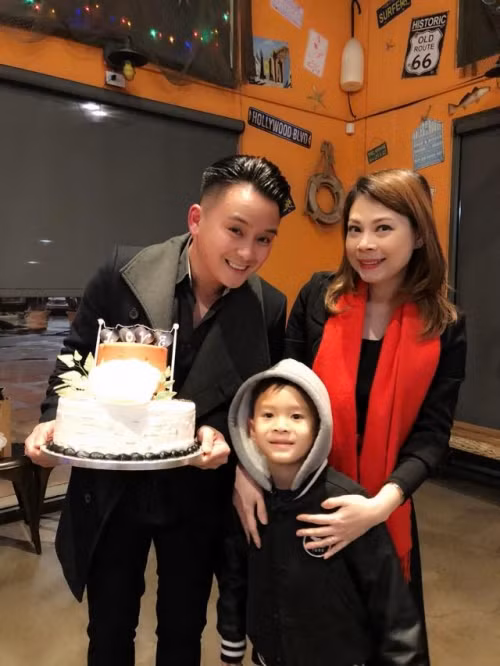 Thanh Thảo hạnh phúc đón sinh nhật sớm bên cạnh bạn bè và con nuôi Jacky Minh Trí.