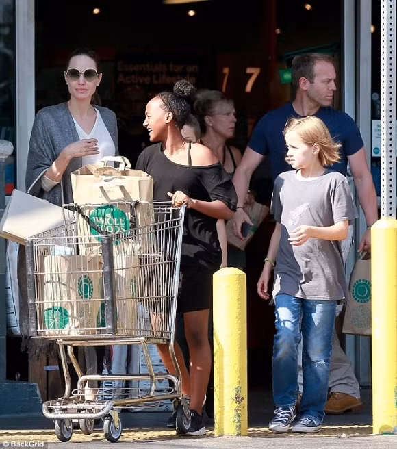 Angeline Jolie vui ve di mua sam sau cang thang voi Brad Pitt-Hinh-3