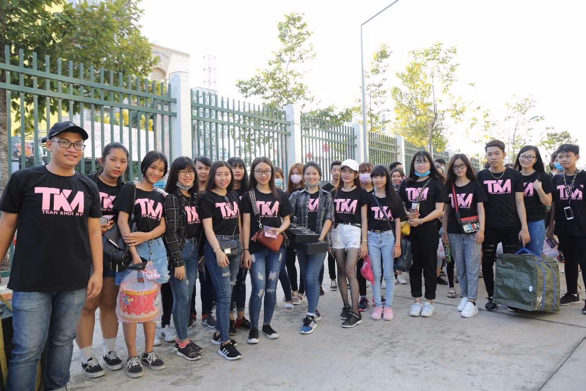 Từ chiều, fan của Khởi My xếp hàng đợi thần tượng. Sự phấn khích của người hâm mộ giúp các ca sĩ biểu diễn nhiệt tình hơn.