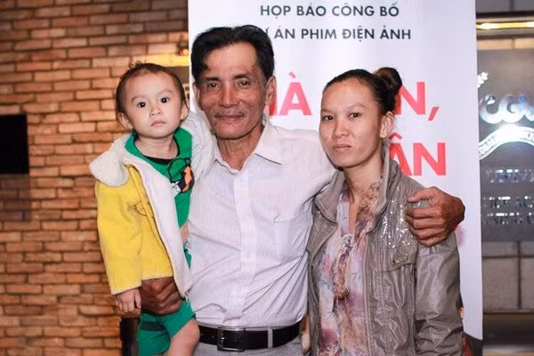 Thương Tín cạnh vợ Kim Chi và con gái Thu Thảo.