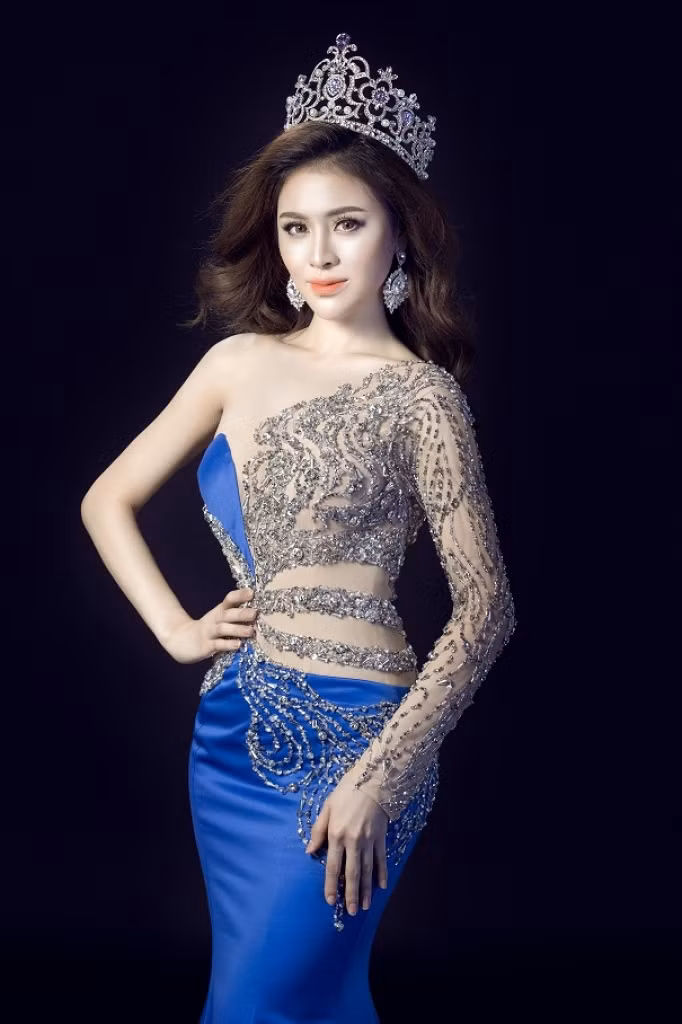Hầu hết trang phục Thư Dung sử dụng tại cuộc thi lần này đều là những sáng tạo của NTK Đức Vincie. Tuy nhiên khi đăng tải dòng trạng thái cảm ơn những người đã giúp đỡ cô trong quá trình đi thi trên trang Facebook cá nhân Thư Dung lại “quên” nhắc đến tên NTK.