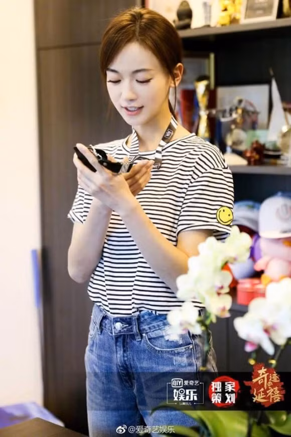 Tuy nhiên có thể thấy rất rõ mắt của Ngô Cẩn Ngôn bị sưng. Không hiểu do làm việc nhiều hay vì ảnh hưởng của scandal “chảnh chỏe” mới xảy ra cách đây vài ngày mà Cẩn Ngôn không giấu nổi sự mệt mỏi trong đôi mắt mình.