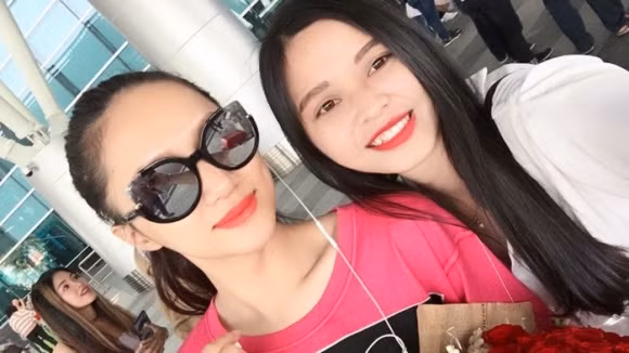 Cô hào hứng lưu lại những khoảnh khắc kỷ niệm với fans. Cô hào hứng lưu lại những khoảnh khắc kỷ niệm với fans.