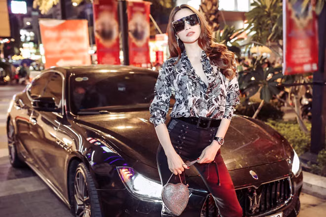 Hà Hồ cũng đến nơi ít lâu sau đó. Cô diện nguyên cây hàng hiệu, hút mọi ánh nhìn khi vừa xuất hiện và tạo dáng bên xe sang.