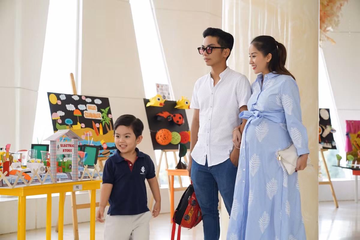 Kubi là con trai đầu lòng của cặp đôi Phan Hiển - Khánh Thi, cậu bé tên thật là Nguyễn Minh Cường, chào đời năm 2015.