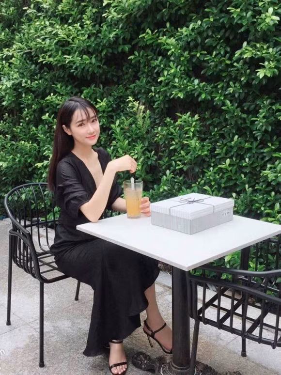 Cô cũng cập nhật hình ảnh mới nhất trên facebook.