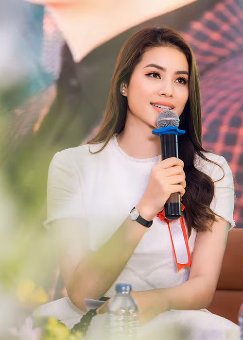 Xuất hiện tại sự kiện, Hoa hậu Phạm Hương diện chiếc đầm trắng tinh khôi của NTK Lê Thanh Hòa, khoe vẻ đẹp “không góc chết”.