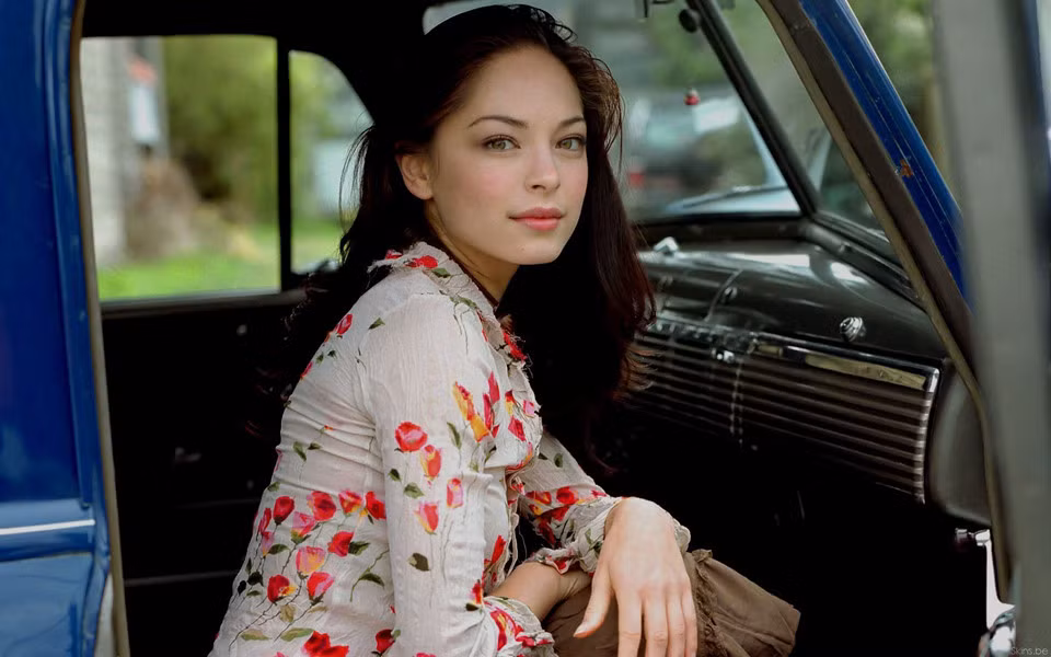 Vẻ đẹp thuần khiết, quyến rũ của nữ diễn viên Kristin Kreuk khiến nhiều khán giả màn ảnh nhỏ xiêu lòng. Người đẹp lai giữa Cananda và Trung Quốc có bộ sưu tập phim ảnh khá đồ sộ với gần 20 năm đóng phim. Cô có được vai chính đầu tiên vào năm 2000 trong series dành cho lứa tuổi thiếu niên Edgemont.