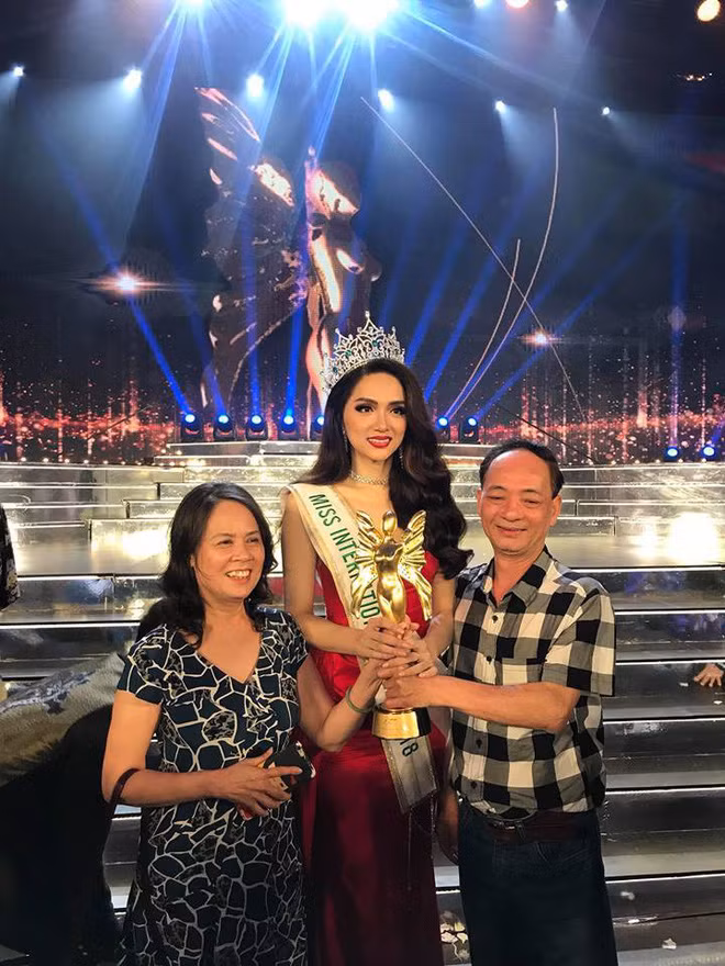 Bố mẹ Hương Giang Idol hạnh phúc bên cạnh con gái.
