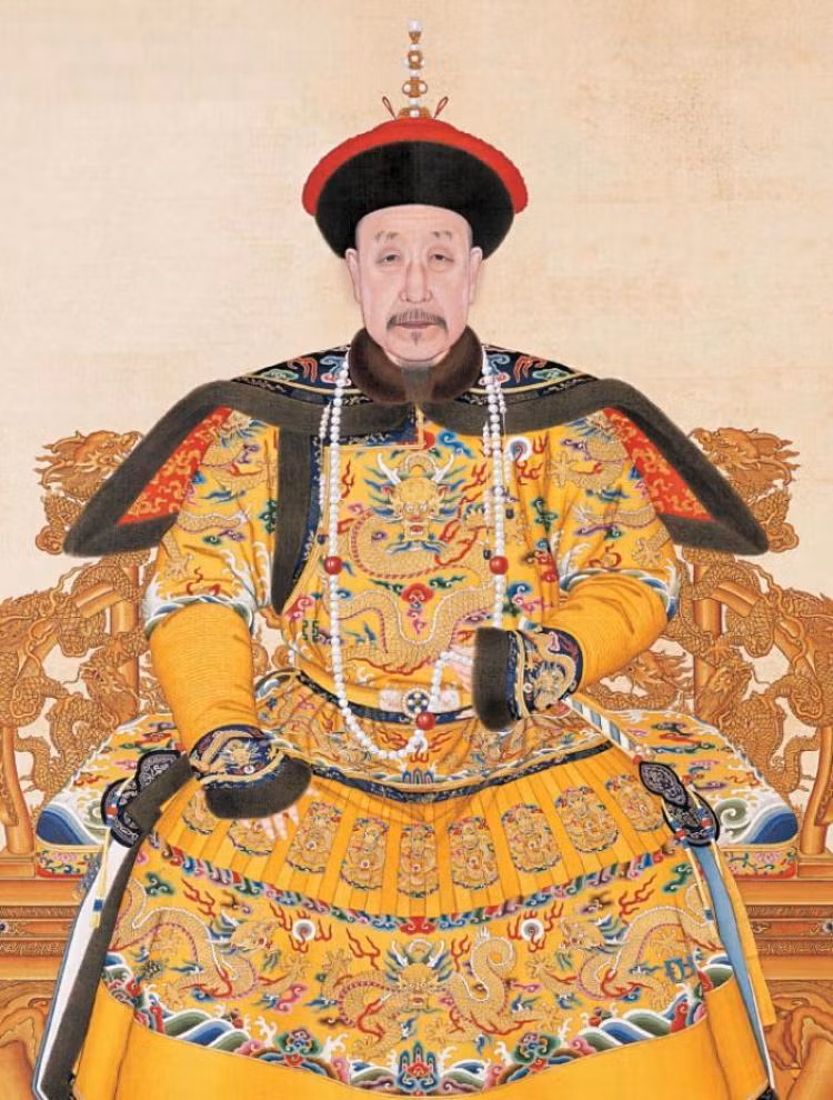 Hoàng đế Càn Long khoác long bào màu vàng trong một buổi lễ ở triều đình.